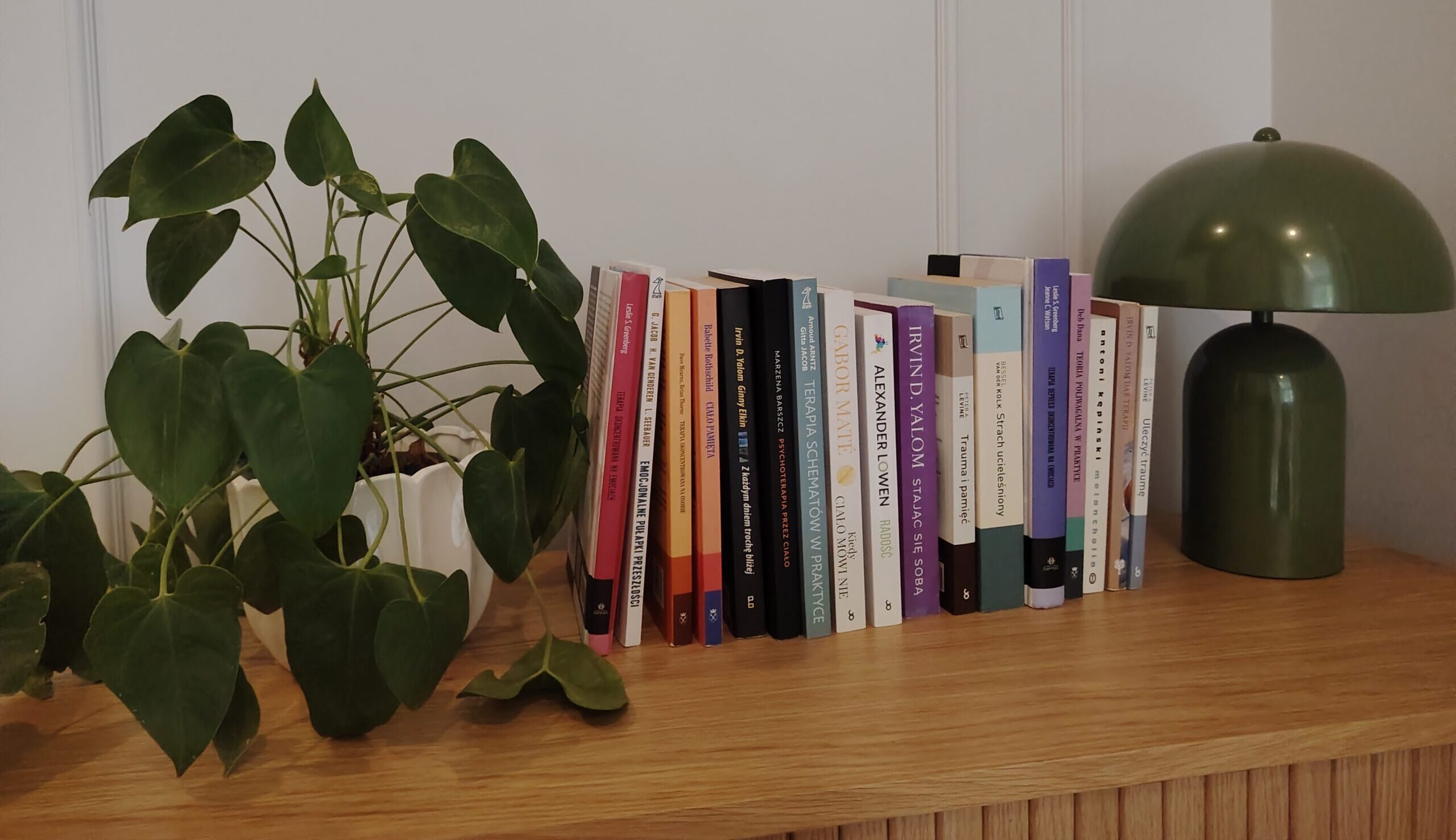 książki o tematyce psychoterapeutycznej na półce